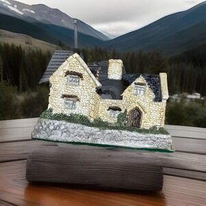 1982 David Winter "Cotswold Cottage" Hand Painted‎